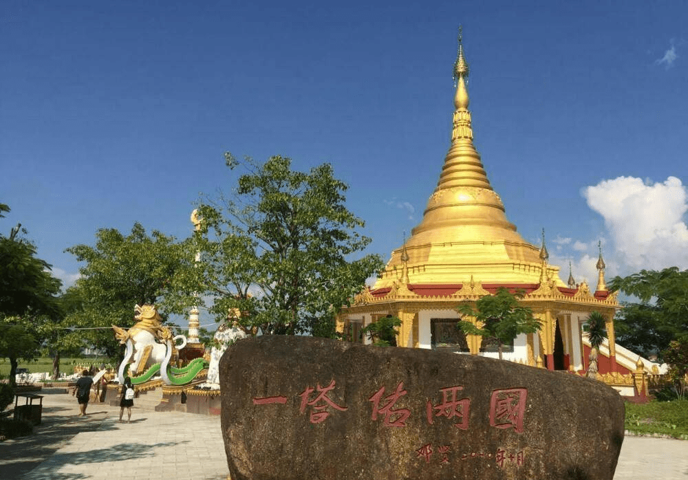 中缅相距最近的两个寨子，中间一条玉石道路分割，荡秋千就能出国