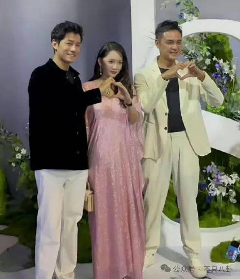 婚礼办成了演唱会？这对夫妻人缘是真的好啊！