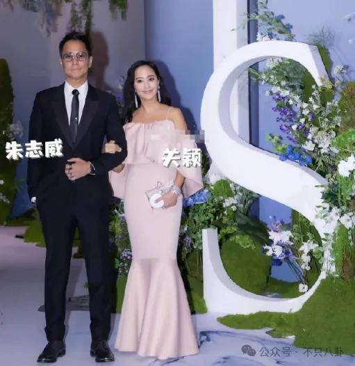 婚礼办成了演唱会？这对夫妻人缘是真的好啊！