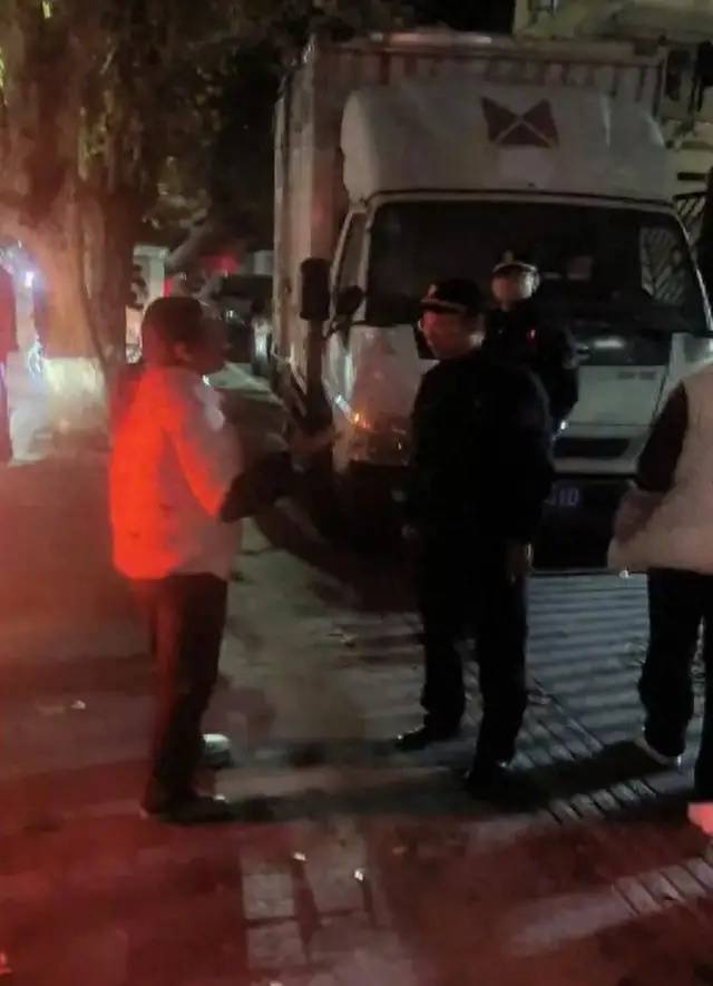 官方通报“摊贩借钱给执法人员交罚款”：涉事执法人员存在言语不当被批评教育，已致歉