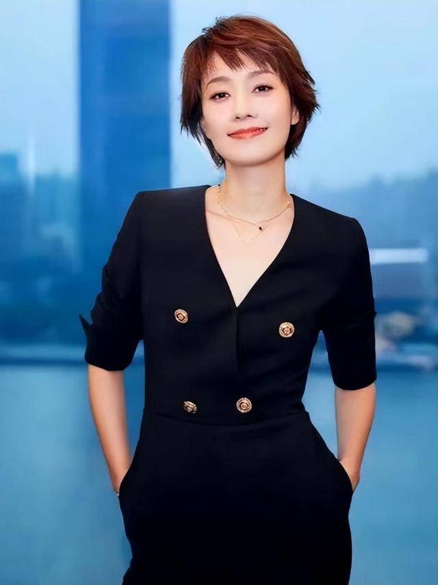 马伊琍一家五口回上海，打扮少女比女儿抢镜，爱马与妹妹搂肩热聊