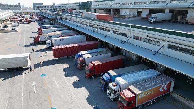 “郑州亚洲一号”大显身手 京东物流自动化分拣提速