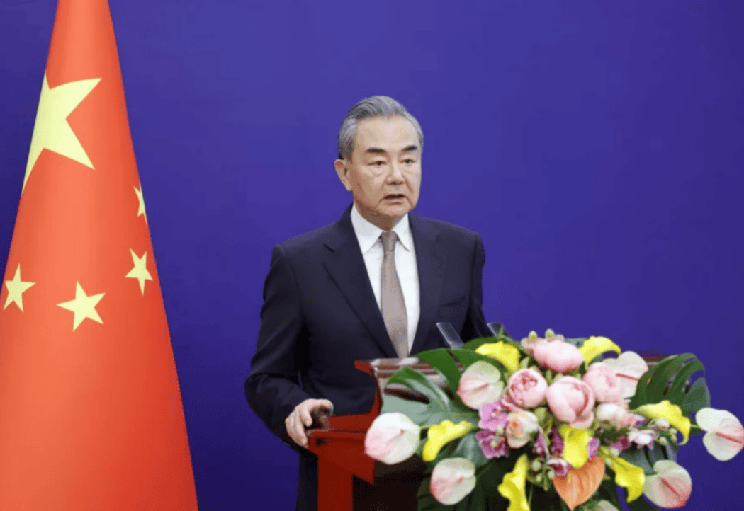 德国外长敦促中方，对俄乌冲突“负责”，王毅外长8字回应意味深长！