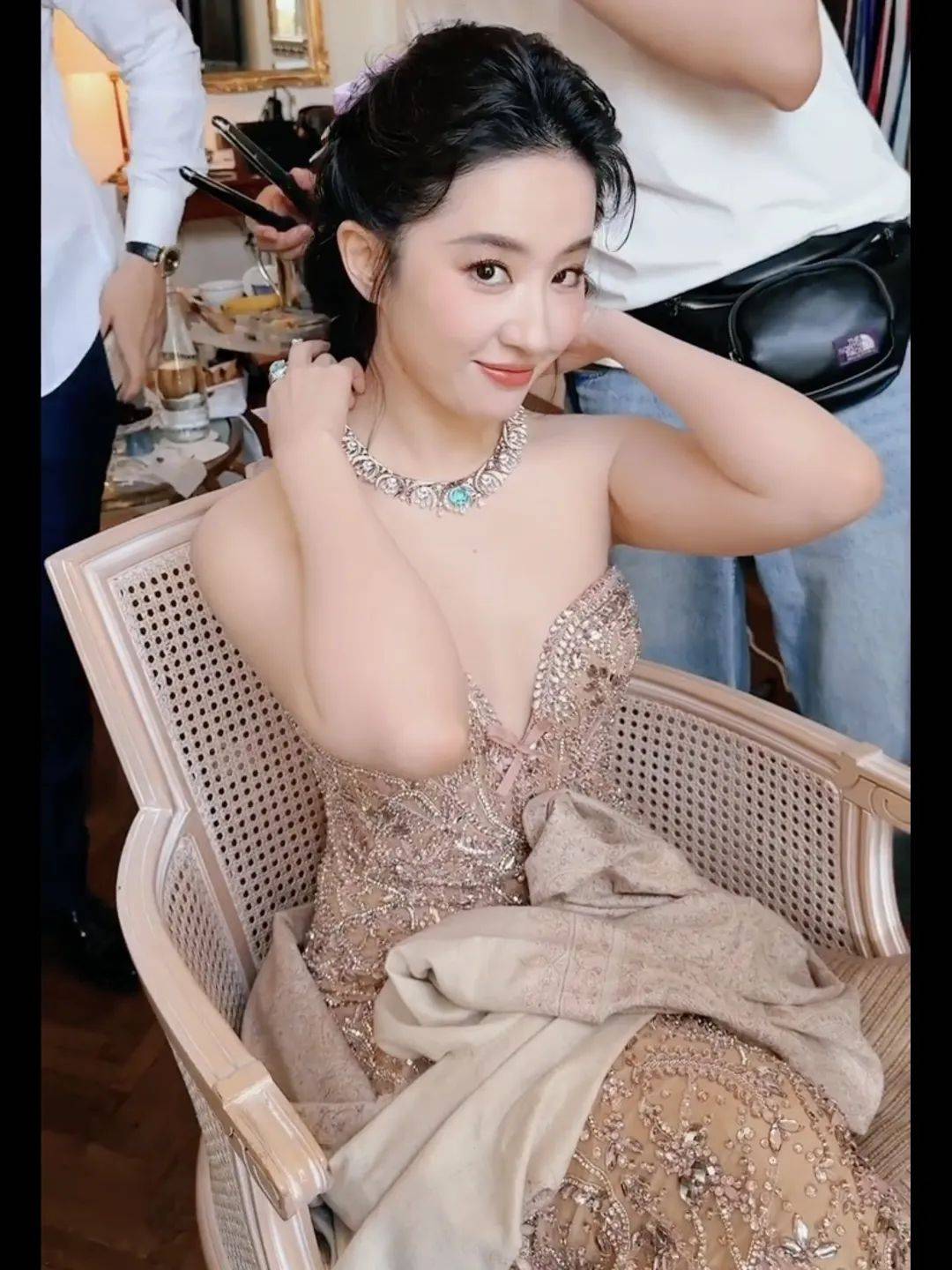 刘亦菲登“殿堂级”时尚杂志封面，佩戴祖母绿宝石项链超1.2亿