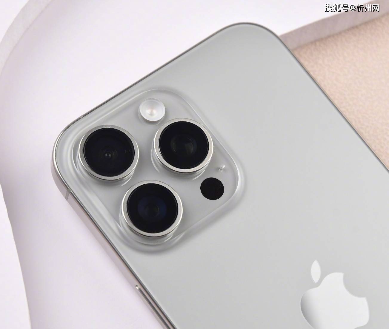 为什么说iPhone 16 Pro Max价格大跳水，对安卓手机是“降维打击”？