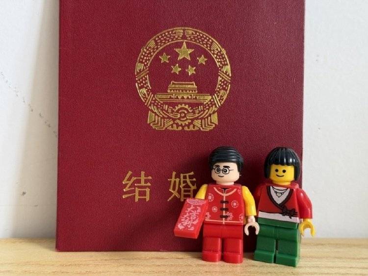 男子相亲闪婚后发现女方有精神残疾，10万彩礼被8个媒人分走8万
