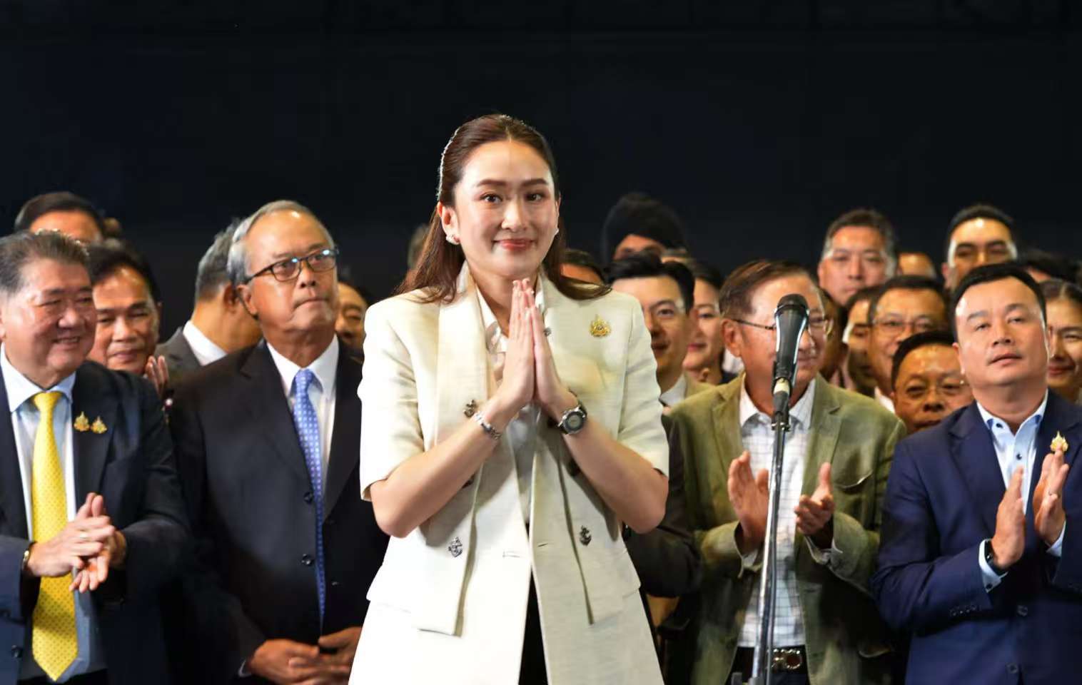 泰国政坛大地震！泰国总理刚退位，洪森计谋成功了，中方火速表态