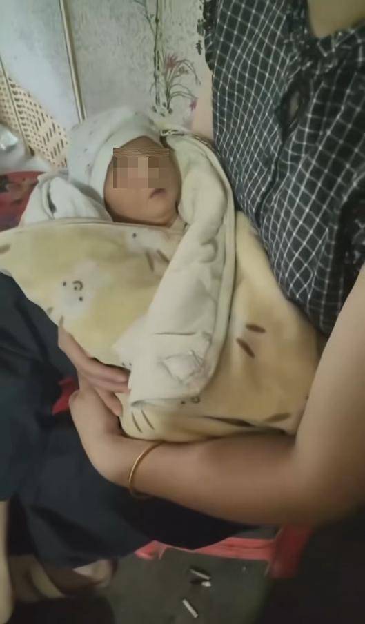 四川万源一男子玉米地里捡到男弃婴，镇政府回应：已妥善安置