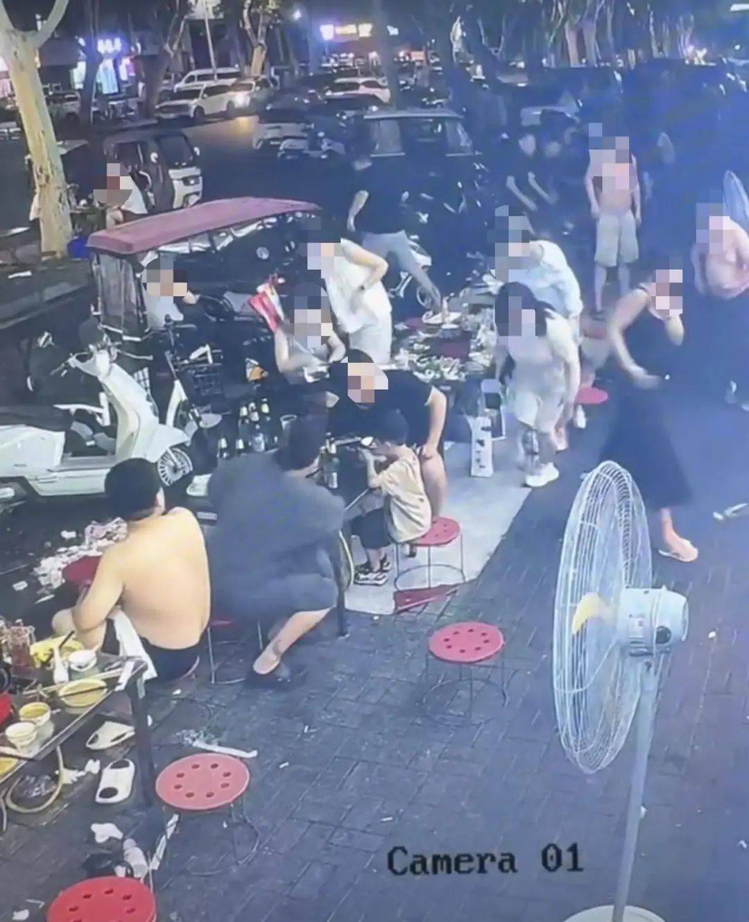 多人烧烤店外用餐遭楼上住户泼洒不明液体，警方介入