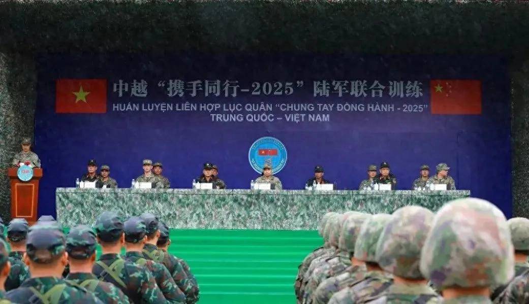 越南新步枪参加联合军演，担心中国偷学技术，结果频繁卡壳到炸？