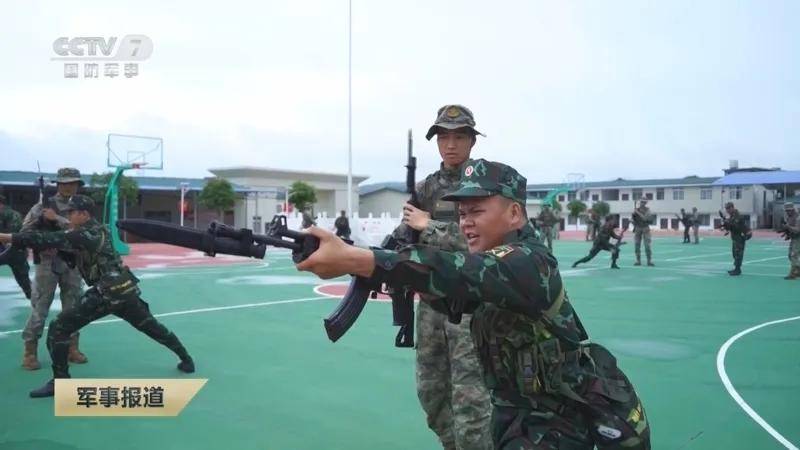 越南新步枪参加联合军演，担心中国偷学技术，结果频繁卡壳到炸？