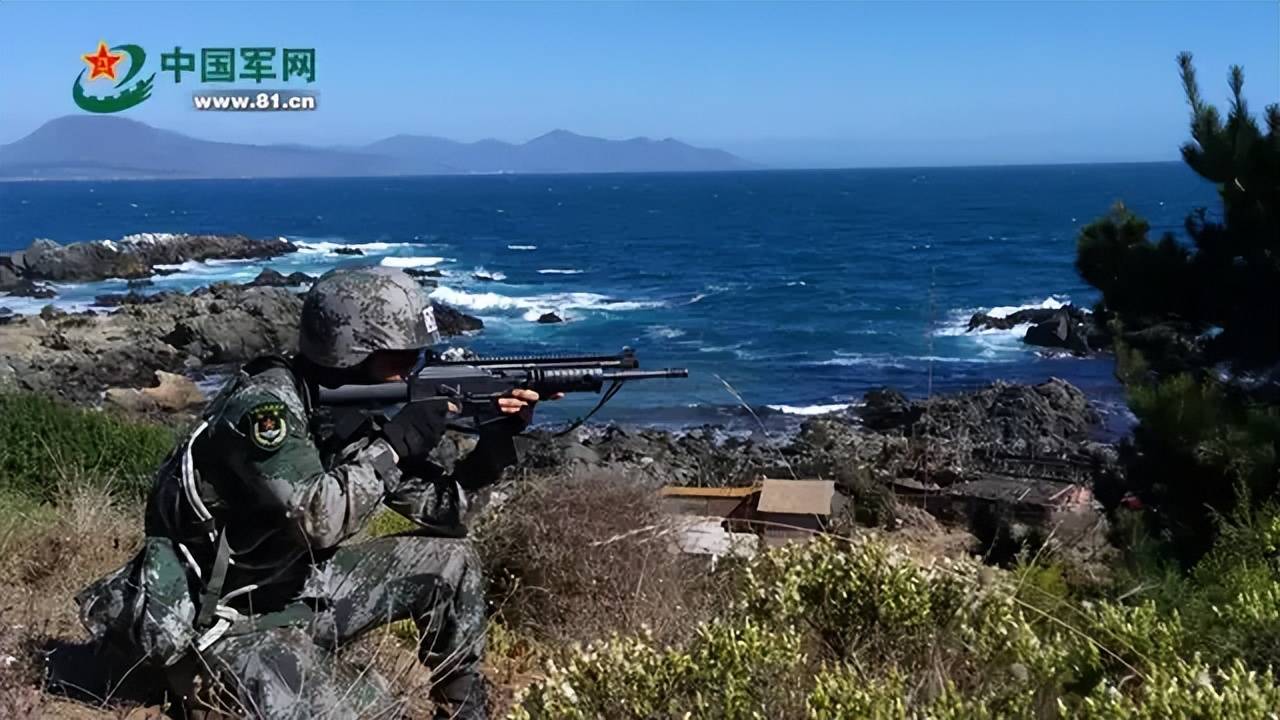 越南新步枪参加联合军演，担心中国偷学技术，结果频繁卡壳到炸？