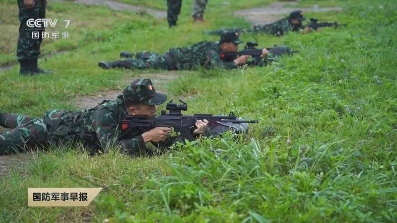 越南新步枪参加联合军演，担心中国偷学技术，结果频繁卡壳到炸？