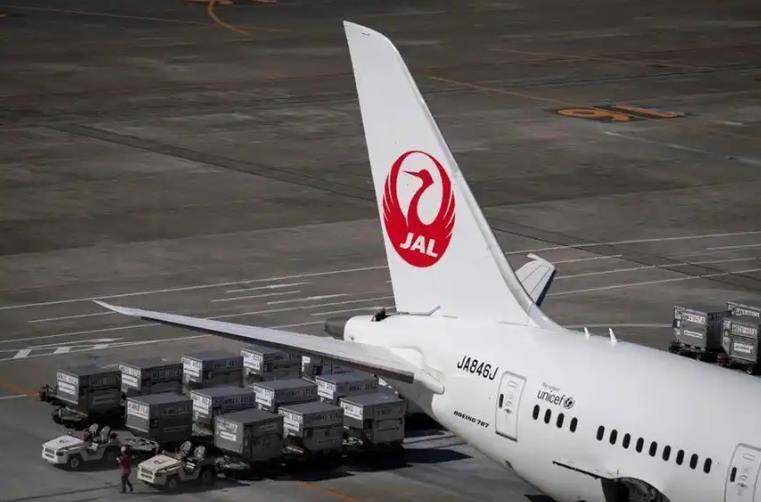 机长执飞前饮酒导致三个航班严重延误，日航37名高管被降薪