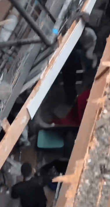 东海一饭店房顶发生塌陷，室内正举办宴席 当地应急管理局：救援仍在进行中
