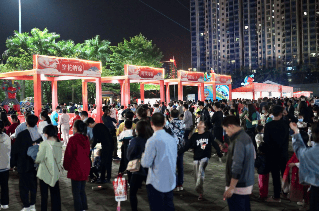 非遗好物、中秋游园、国庆潮拍、文艺晚会……这个“双节”，儋州市文化广场夜间“非”常好玩！