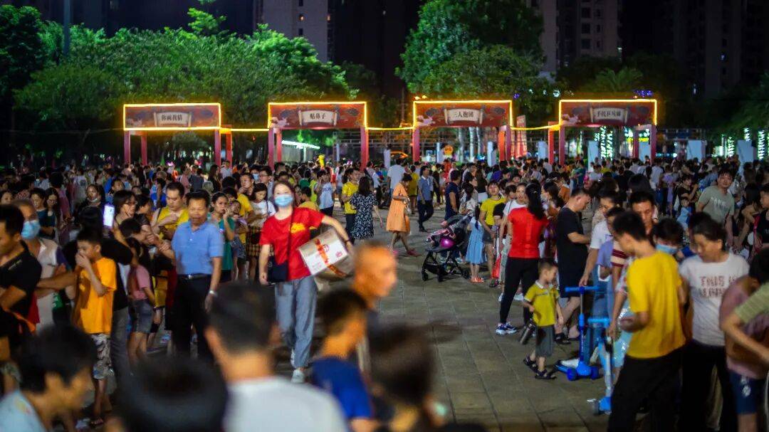 非遗好物、中秋游园、国庆潮拍、文艺晚会……这个“双节”，儋州市文化广场夜间“非”常好玩！