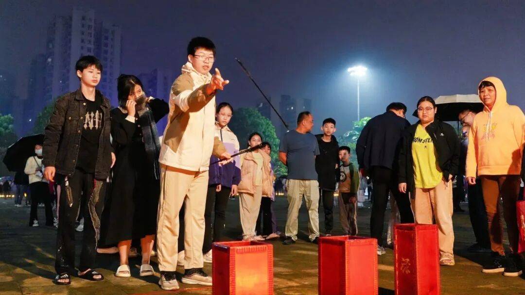 非遗好物、中秋游园、国庆潮拍、文艺晚会……这个“双节”，儋州市文化广场夜间“非”常好玩！