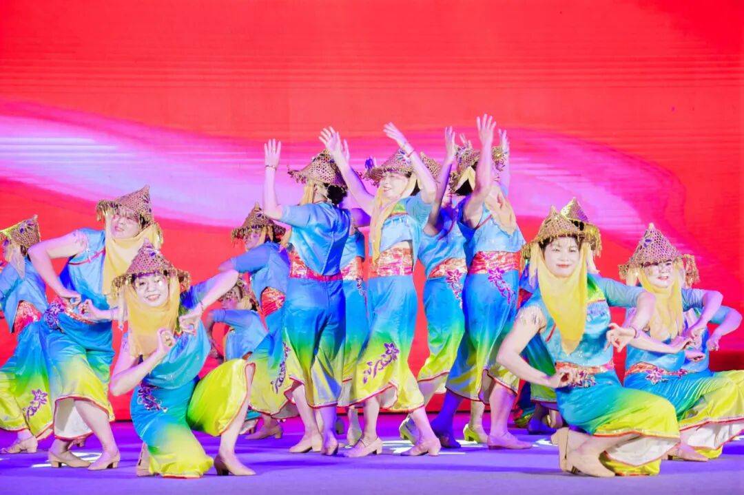 非遗好物、中秋游园、国庆潮拍、文艺晚会……这个“双节”，儋州市文化广场夜间“非”常好玩！
