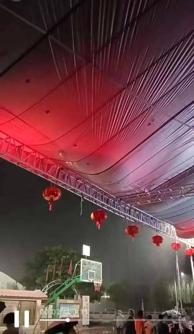 广东揭阳一戏台观众区雨篷积水突然倒塌，观众、演员急忙躲避，当地回应：正在核查处理