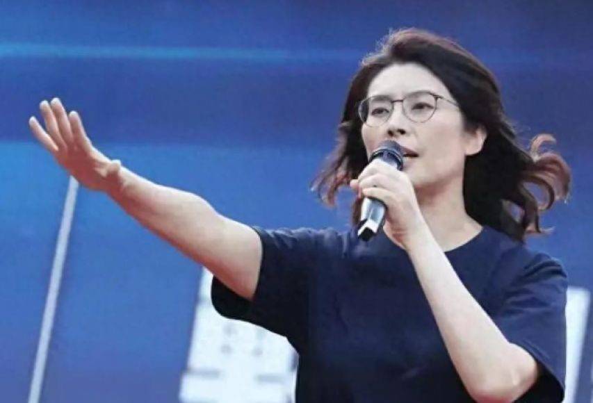 两岸统一势在必得！郑丽文上任首日，洪秀柱提出统一建议，盼其赴陆完成连战未尽事业，信号特殊