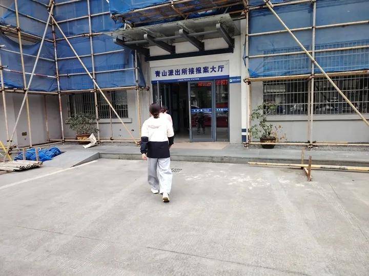 柯基犬主人持酒瓶暴打马犬事件进展:当事人被拘,马犬已脱离危险期