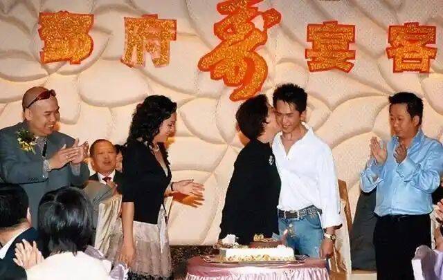考古|港圈富二代曝被百名女星投怀送抱？交往3个女友雨露均沾，他是现代韦小宝