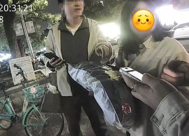 机智！快递在家门口被偷，她用一招抓到了人还拿回了东西