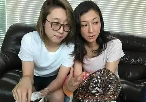 考古|小龙女正式与成龙和解？被曝生活拮据遭父亲经济支援，叛逆多年的她终成熟