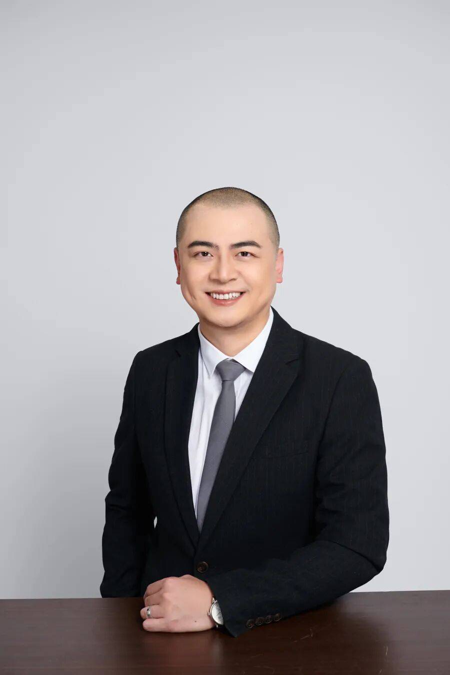 上海一厅局级干部突然辞职，刚40岁出头！离开体制后，他比以前更忙了，全职创业究竟值吗？