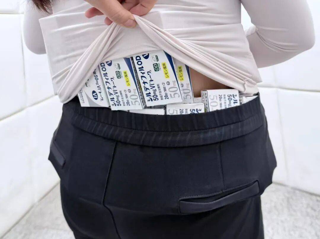 女子身绑73盒"伟哥"，当场被拦下！还有人假扮孕妇，绑了38斤的白银颗粒