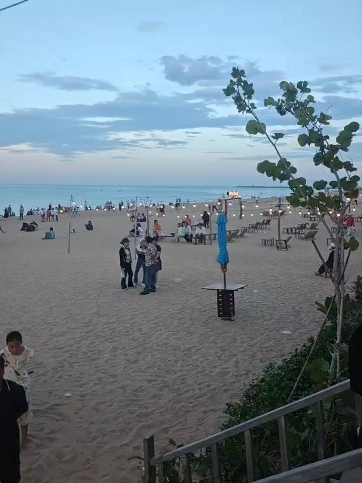 27岁中国小伙去越南见女友家长，意外坠海失踪11天，父亲：找到六七十公里外海域仍无消息，妻子每天在海边痛哭