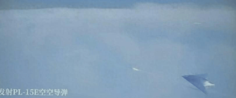 攻击-11发射霹雳-15画面曝光，中国空军空战模式正在改变