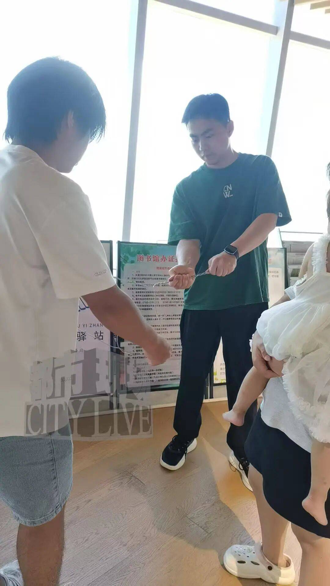 武汉一游客新手机掉进江西九江一展馆夹层，五位工作人员高温作业2小时取出；当事人：里面几乎没空气，我感动到哭