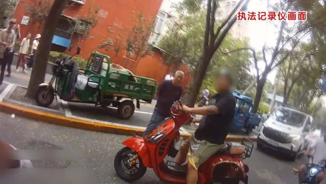 北京朝阳一“京A”摩托车骑手没戴头盔被拦，开始配合，突然闯卡加速逃跑，警方一查竟发现……