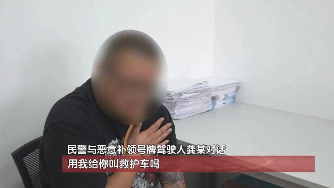 北京朝阳一“京A”摩托车骑手没戴头盔被拦，开始配合，突然闯卡加速逃跑，警方一查竟发现……
