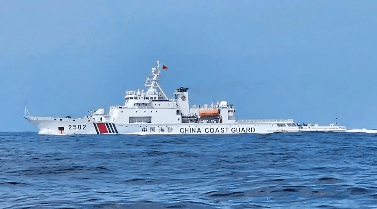 菲律宾防长想要硬碰硬,中方满足他的要求,一场史无前例的军演,在黄岩岛展开